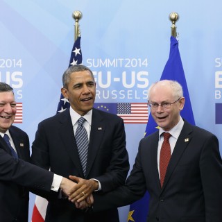 José Manuel Durao Barroso y Herman van Rompuy, expresidentes de la Comisión y del Consejo Europeo, saludan a Barack Obama durante la visita del presidente de EEUU a Bruselas en marzo de 2014