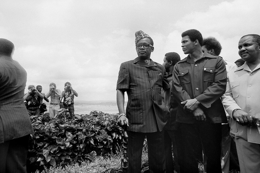 El gran mito del boxeo, junto al dictador Mobutu en los días previos al combate, celebrado el 30 de octubre de 1974 en Kinshaha, Zaire