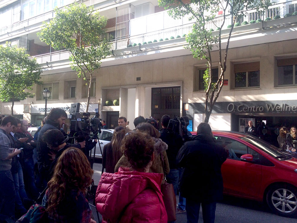 La prensa, frente a la casa de Rato. Foto: JULIO GONZÁLEZ