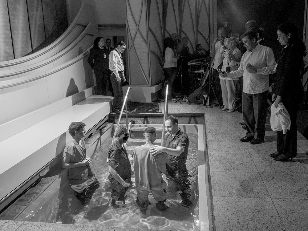 Ceremonia de bautismo en una iglesia evangélica de Sao Paulo. Los practicantes de esta religión representan ya el 22% de la población brasileña. © Alex Majoli/Magnum Photos/Contacto