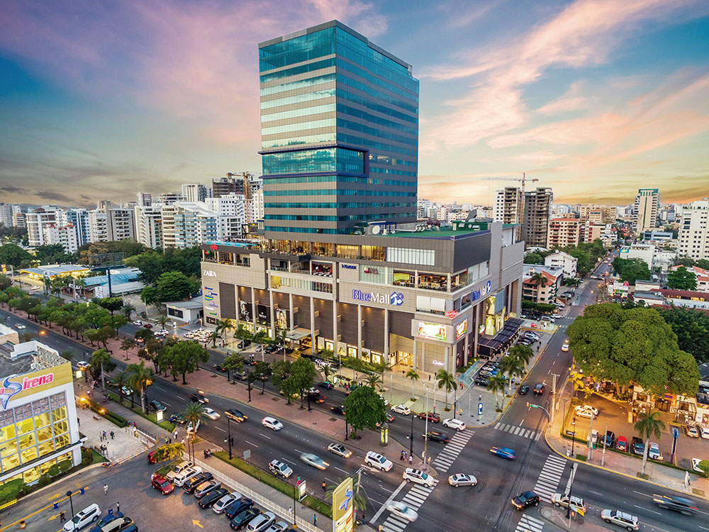 Vista panorámica de la ciudad de Santo Domingo. En primer plano, el centro comercial Blue Mall.