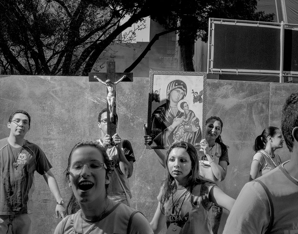 Un grupo de fieles católicos celebra la victoria de Brasil contra México en el último Mundial. Casi un 60% de los brasileños profesa esta religión