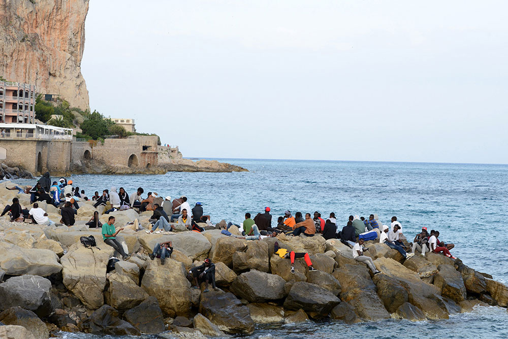 Inmigrantes en el paso fronterizo de paso fronterizo de Ventimiglia.