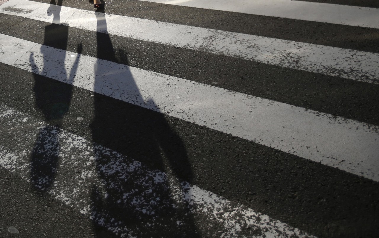 Una madre y su hija en un cruce de calles en Nagasaki. REUTERS