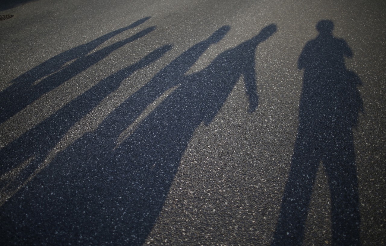 Un fotógrafo y sombras de transeúntes en una calle de Hiroshima. REUTERS