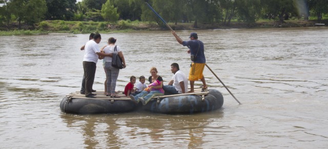 Varias personas intentan llegar a México desde Guatemala.  