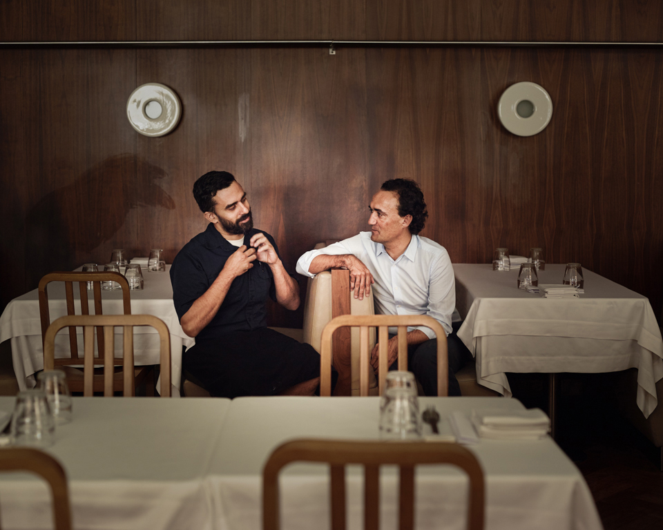 Francisco Carrasco, director comercial de Carrasco Guijuelo, charla con Estanis Carenzo, chef del restaurante (izquierda).