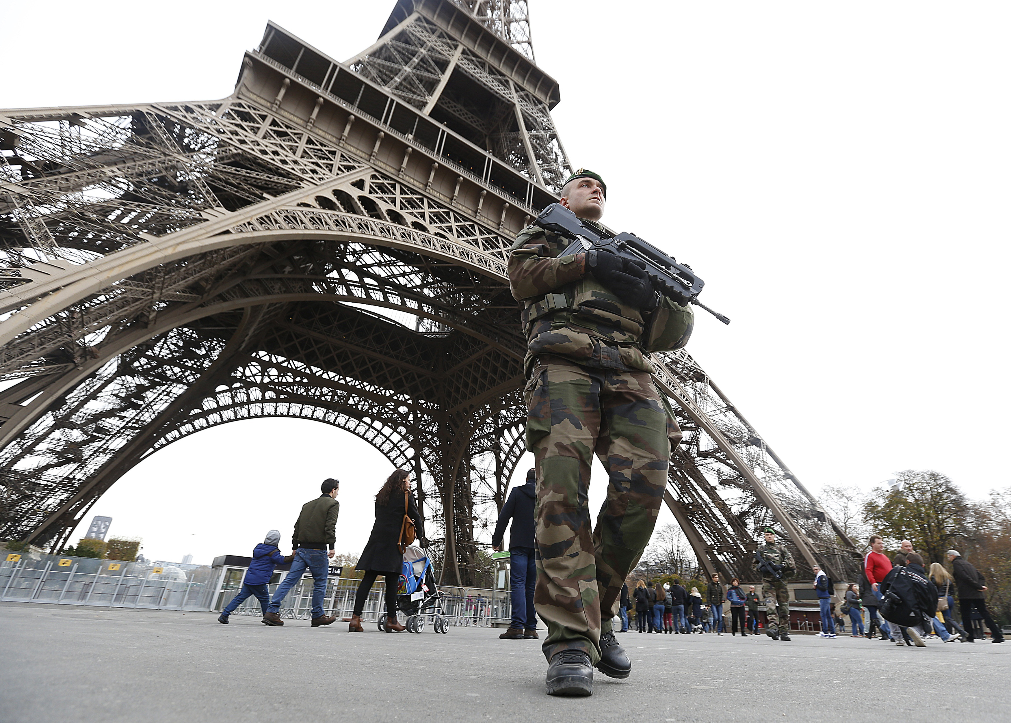 French military patrol near the Eiffel Tower the day after a series of deadly attacks in Paris , November 14, 2015.      REUTERS/Yves Herman - RTS6ZSC