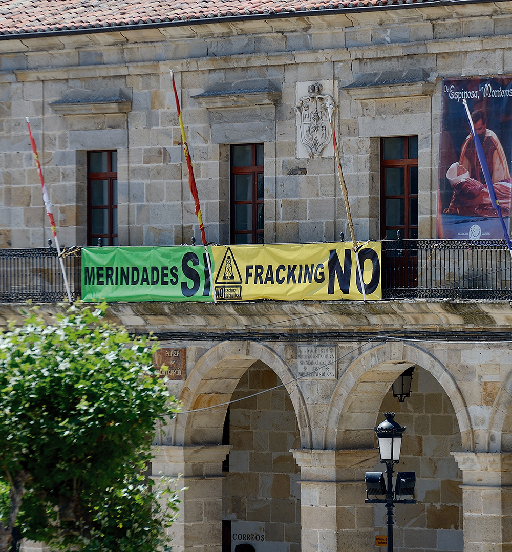Muestra de rechazo al 'fracking' en el Ayuntamiento de Espinosa de los Monteros.