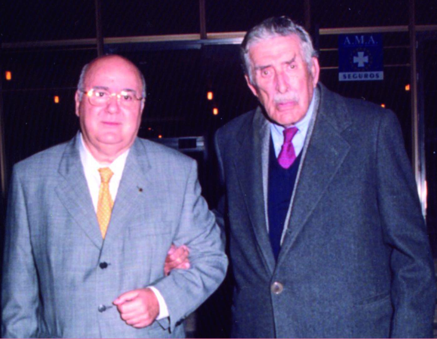  El fundador de Abengoa, Javier Benjumea Puigcerver (1915-2001), junto al periodista Nicolás Salas.