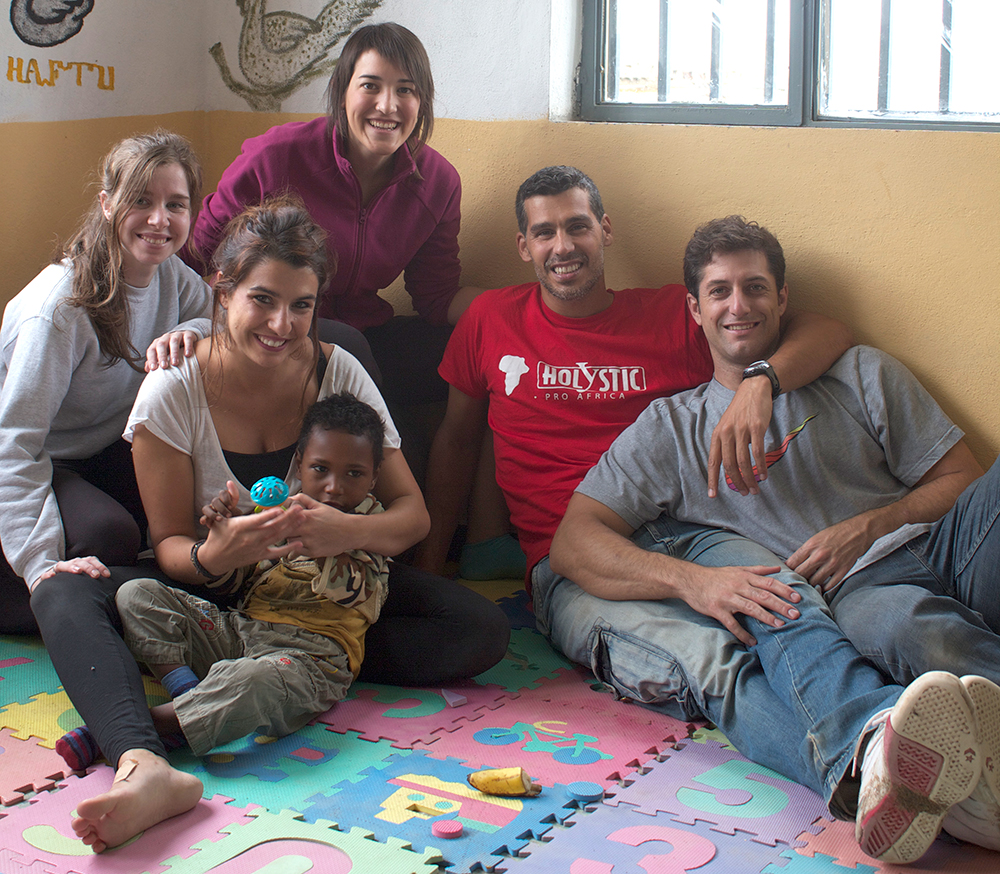 Pablo Llanes, en la imagen, con la camiseta de Holystic pro África, junto a varios voluntarios.