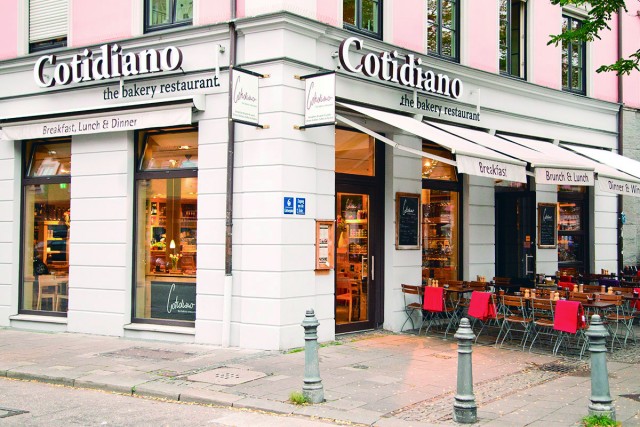 Nada más entrar en este establecimiento ubicado en la céntrica Gärtnerplatz, envuelve al visitante un dulce olor a pan. El establecimiento cuenta con una cuidada carta de desayunos. 