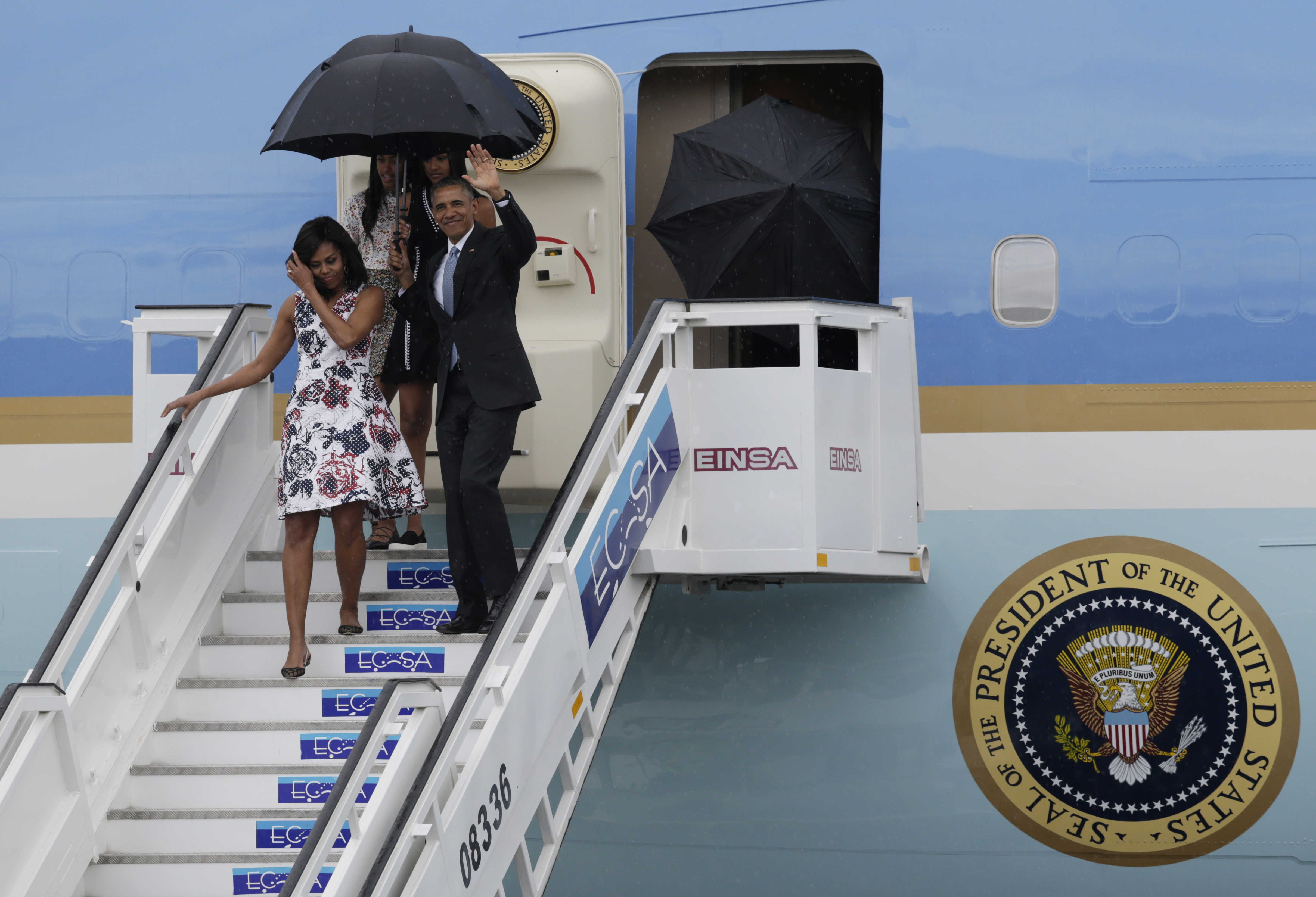 U.S. President Barack Obama, his wife Michelle, and their daughters Malia and Sasha, exit Air Force One as they arrive at Havana's international airport for a three-day trip, in Havana March 20, 2016.  REUTERS/Enrique De La Osa  - RTSBDKY