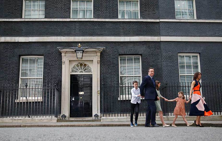 Cameron y su familia abandonan el 10 de Downing Street. Foto: Reuters