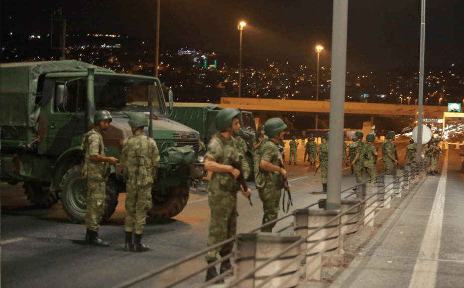 unidades de la Gendarmería cerraron las dos puentes sobre el Bósforo en Estambul, impidiendo todo tráfico de la parte asiática a la europea de la ciudad. Foto: Reuters