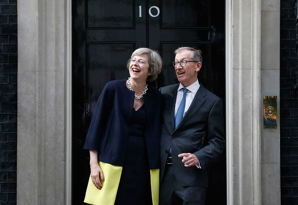 Theresa May y su marido llegan al 10 de  Downing Street. Foto: Reuters