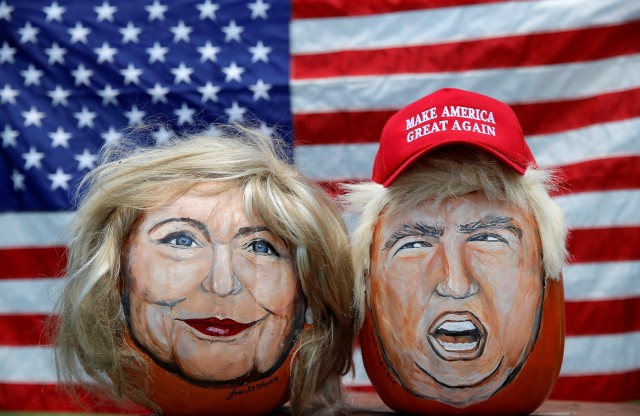 The images of U.S. Democratic presidential candidate Hillary Clinton (L) and Republican Presidential candidate Donald Trump are seen painted on decorative pumpkins created by artist John Kettman in LaSalle, Illinois, U.S., June 8, 2016.     REUTERS/Jim Young      TPX IMAGES OF THE DAY      - RTSGMTI