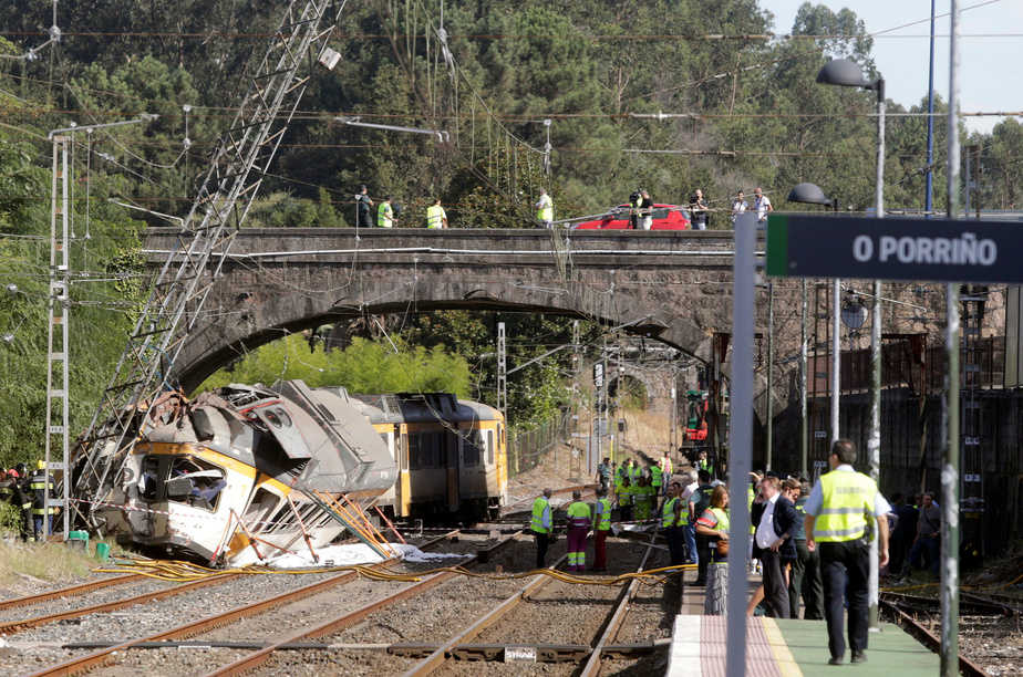 Rescue workers inspect a train that derailed in Galicia in north-western Spain, close to the town of O Porrino, September 9, 2016. REUTERS/Miguel Vidal - RTX2OSFP