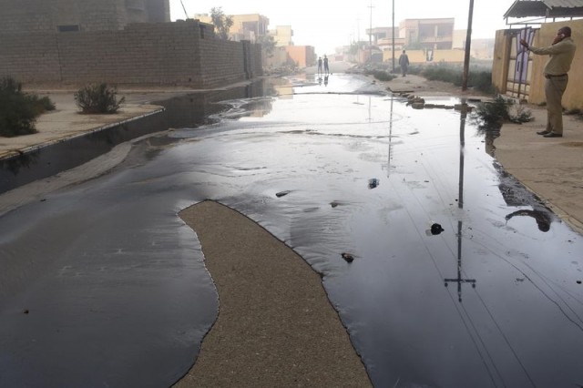 El petróleo crudo corre a través de las calles de Qayyarah, Irak, el 28 de agosto de 2016. ( UNICEF )