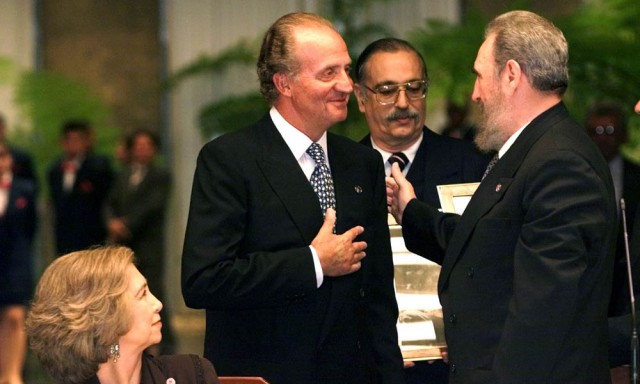 King JuanRey Juan Carlos agradece a  Fidel Castro por recibir un retrato de sus padres cuando visitaron Cuba en los años 40. Reuters  Carlos holds his hand on his heart as he thanks Cuban leader Fidel Castro for portraits of his mother and father when they visited Cuba over 50 years ago, which was presented to him as a gift at the state dinner for leaders attending the ninth Ibero-American summit in Havana November 15. The summit will be held tomorrow and the where the leaders will discuss economic globalization. Queen Sofia of Spain looks on. AW/JP - RTRSF5U
