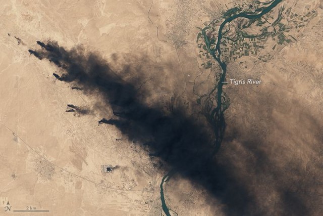 El 17 de agosto de 2016, el Land Imager (OLI) del Landsat 8 adquirió una imagen (arriba) de columnas de humo denso aproximadamente 50 kilómetros (30 millas) al sur de Mosul. (Observatorio de la Tierra de la NASA )