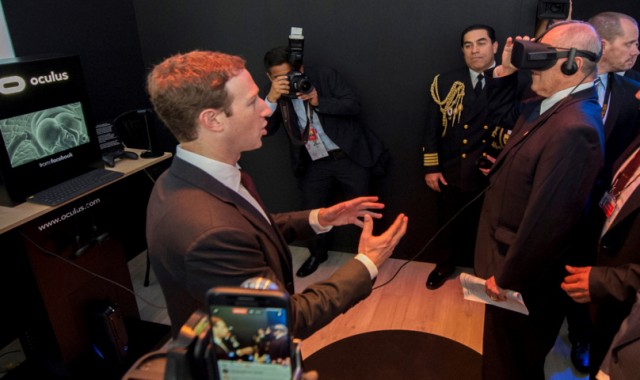 Zuckerberg con el presidente de Perú, Pedro Pablo Kuczynski, enseñándole la "realidad virtual" (Reuters)