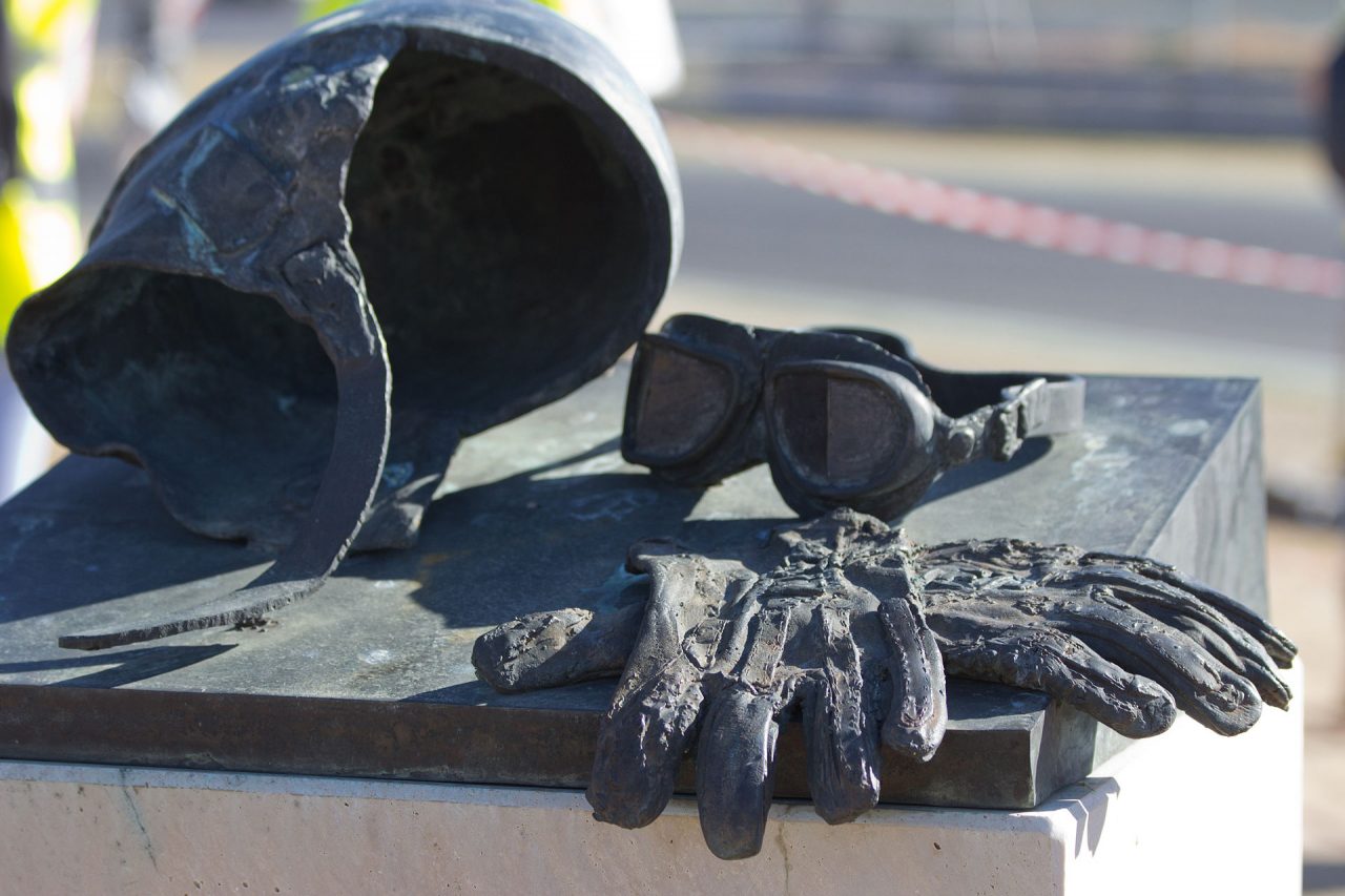 Monumento a Ángel Nieto en el Circuito del Jarama, acompañado de una placa donde se lee: «En recuerdo y sincero homenaje a los muchos días de gloria que protagonizó en este su circuito del Jarama».