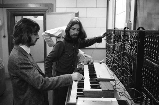 (Si, son los Beatles jugando con un Sintetizador Moog en Abbey Road.)