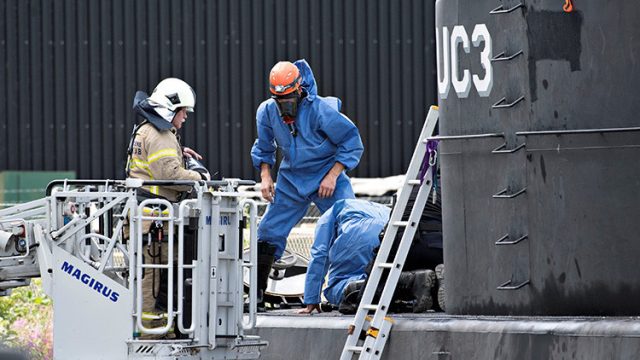Técnicos policiales investigan el submarino privado Nautilus en el puerto de Copenhague, Dinamarca, el 13 de agosto de 2017.