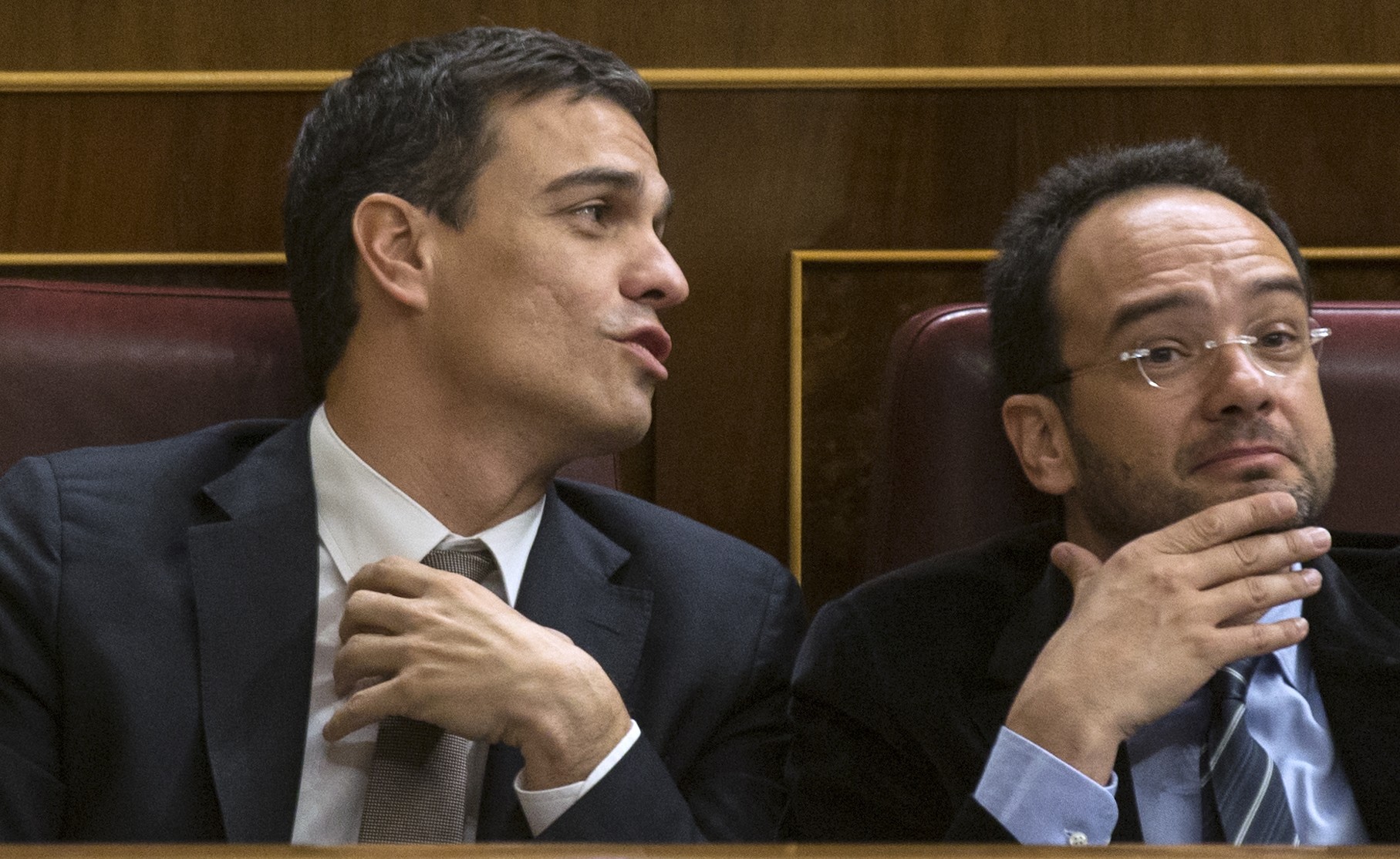 Pedro Sánchez y Antonio Hernando. Foto: Reuters