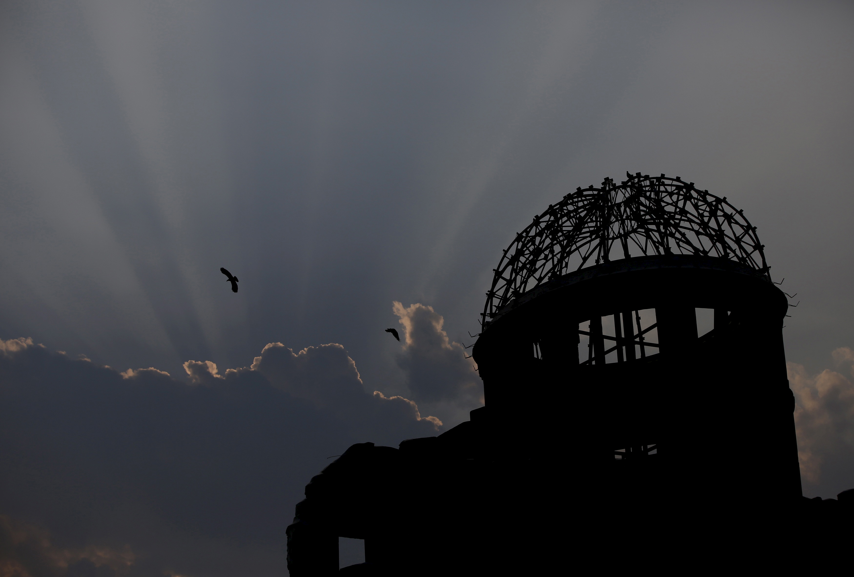Los pájaros vuelan sobre el una cúpula en Hiroshima. REUTERS
