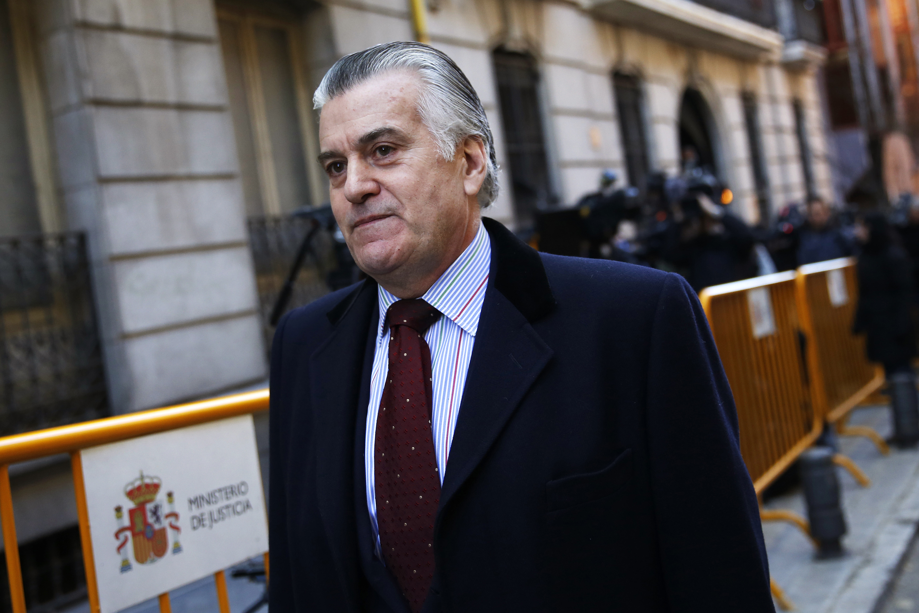Luis Barcenas, former treasurer of Spain's ruling People's Party (PP), leaves Spain's High Court, where he is required to check in three times per week, in central Madrid January 23, 2015. Barcenas, who was in jail awaiting trial on charges of money-laundering and other crimes, has been granted provisional liberty with a bail of 200,000 euros ($231,820), a High Court spokeswoman said. Barcenas has been in jail since June 2013 over a long-running corruption investigation which is a source of great embarrassment to the PP, struggling in opinion polls in an election year. REUTERS/Susana Vera (SPAIN - Tags: CRIME LAW POLITICS) - RTR4MMPH
