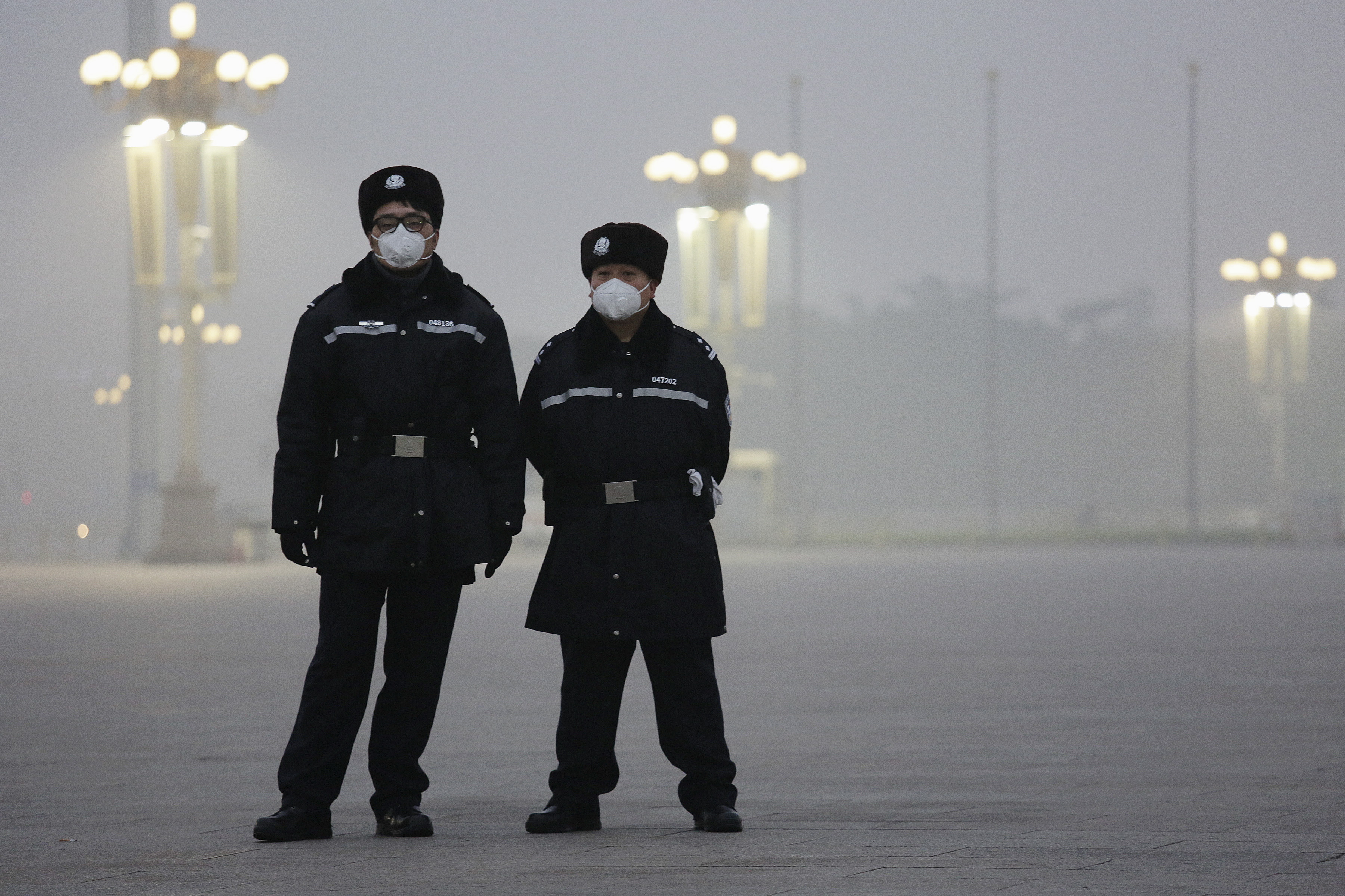 Dos policías con máscaras de protección en la Plaza de Tiananmen (Pekin).