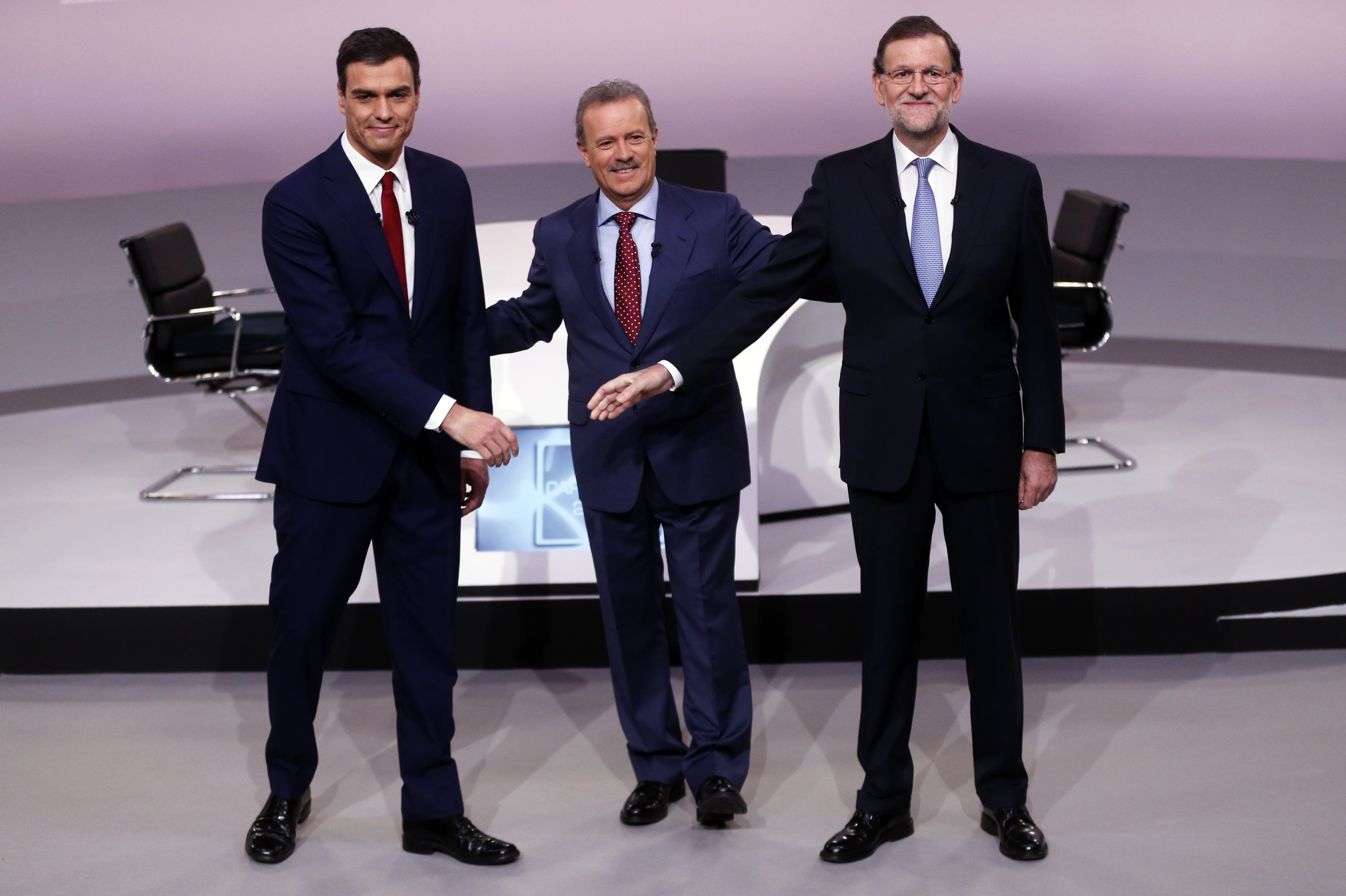 Spain's Prime Minister and ruling People's Party (PP) leader Mariano Rajoy (R) and Socialist leader Pedro Sanchez stand as host Manuel Campo Vidal (C) looks on before a live televised debate in Madrid, Spain, December 14, 2015.   REUTERS/Juan Medina - RTX1YOJL