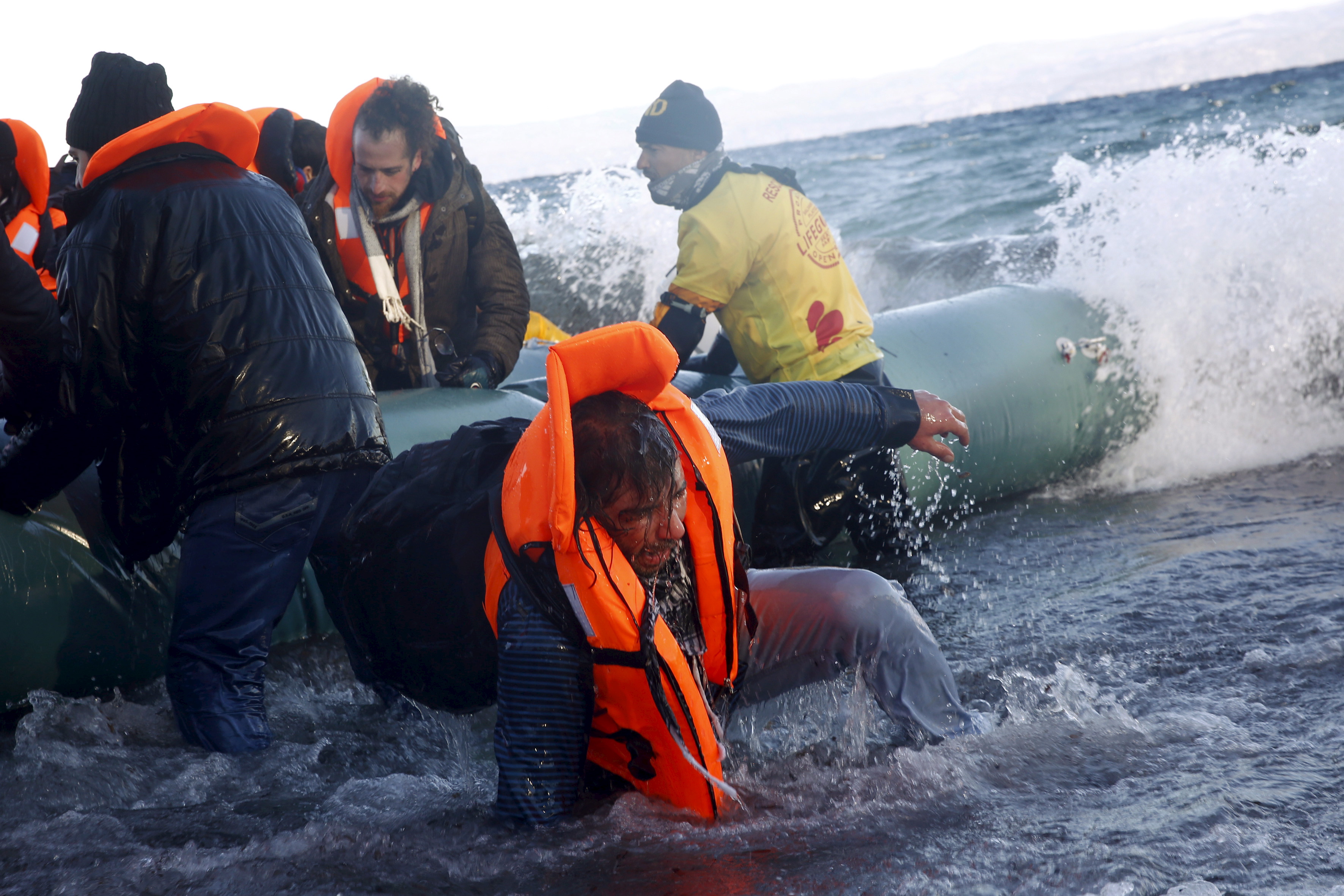 Una lancha de refugiados llega a Lesbos. Reuters