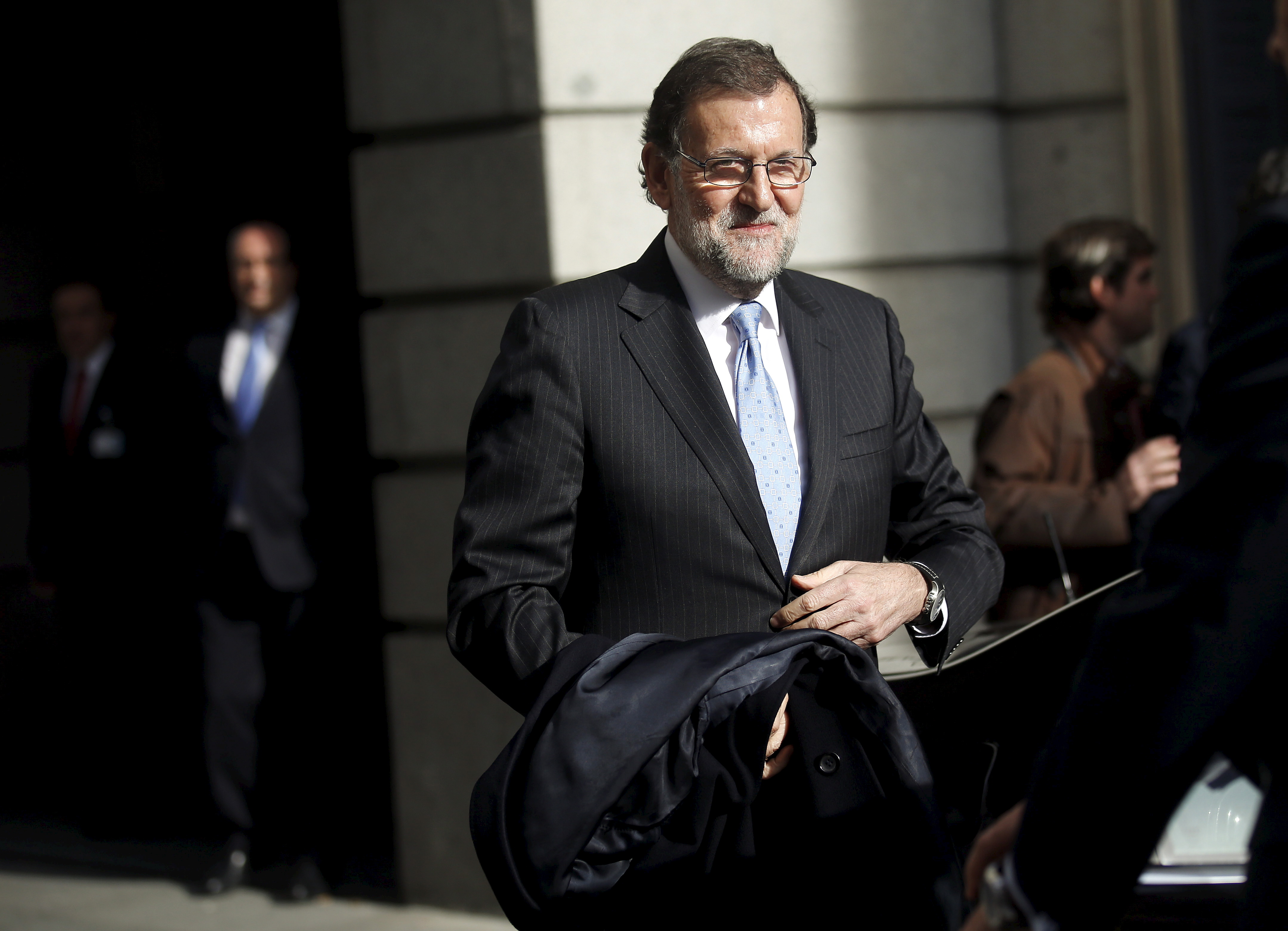 Spain's acting prime minister Mariano Rajoy leaves congress after the first session of parliament following a general election in Madrid, Spain, January 13, 2016.   REUTERS/Andrea Comas - RTX228BR