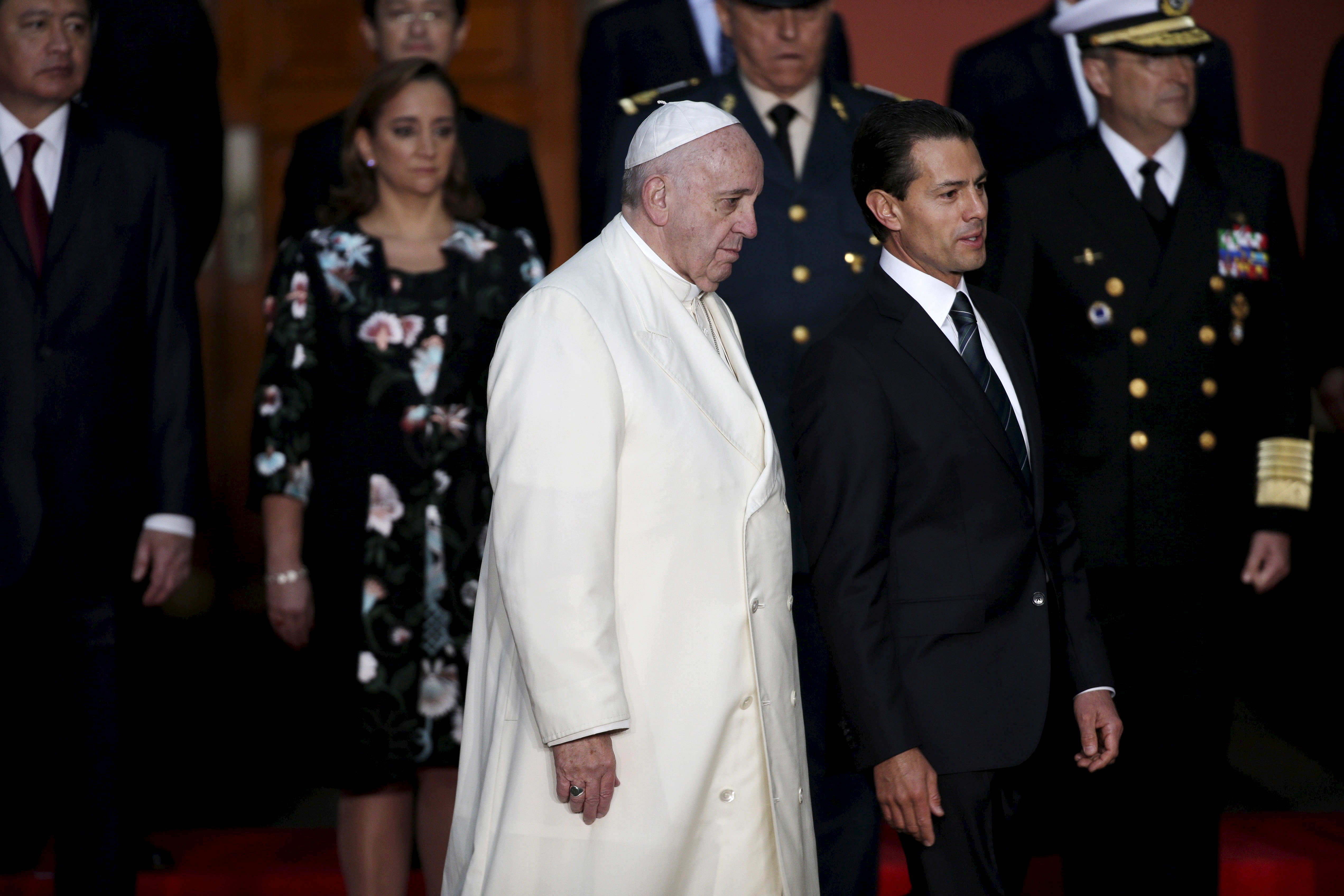 Pope Francis and Mexico's President Enrique Pena Nieto participate in a ceremony at the National Palace in Mexico City, February 13, 2016.  REUTERS/Max Rossi - RTX26RZO