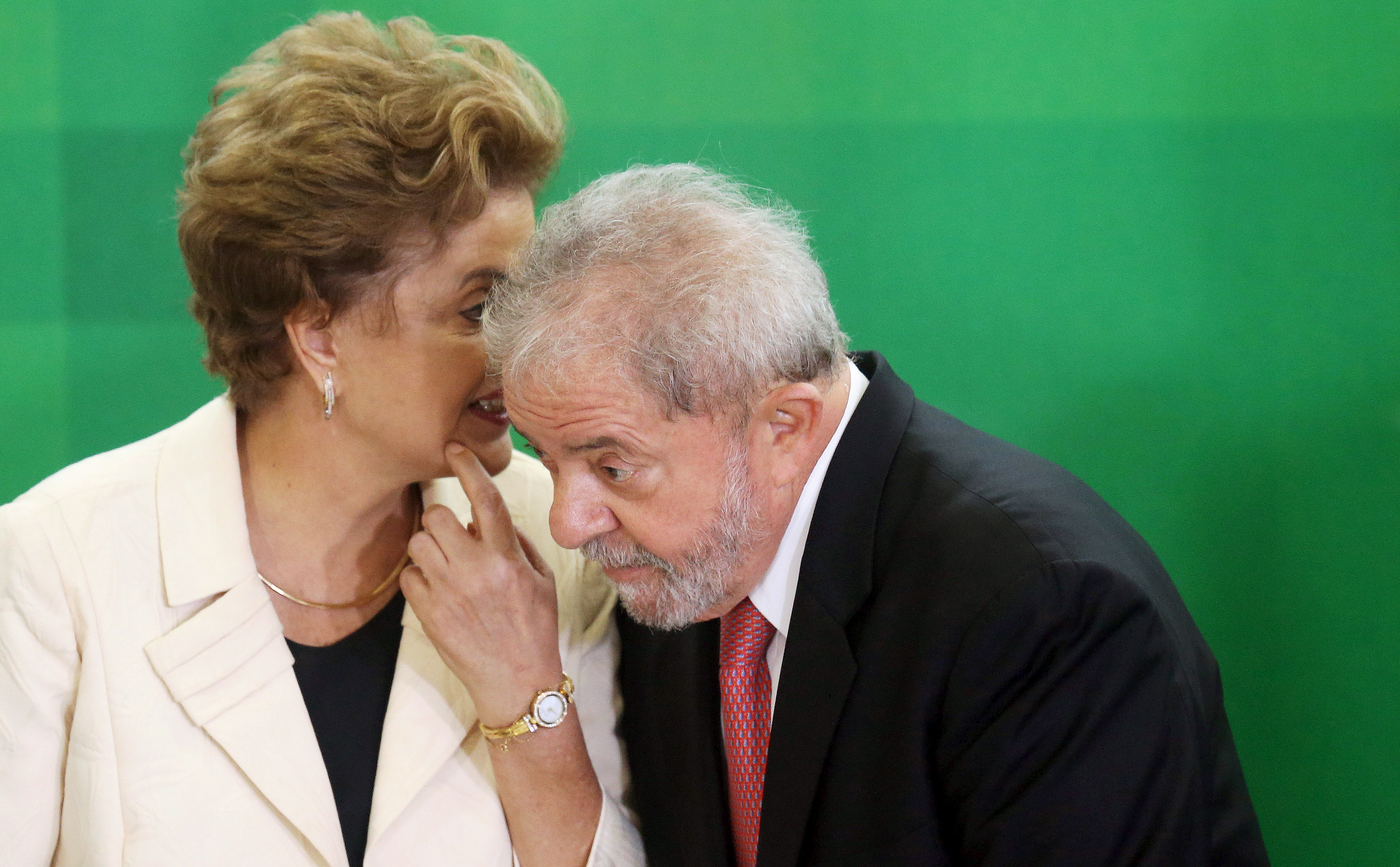 Brazil's President Dilma Rousseff (L) talks with former president Luiz Inacio Lula da Silva during the appointment of Lula da Silva as chief of staff, at Planalto palace in Brasilia, Brazil, March 17, 2016. REUTERS/Adriano Machado        TPX IMAGES OF THE DAY - RTSAWOI