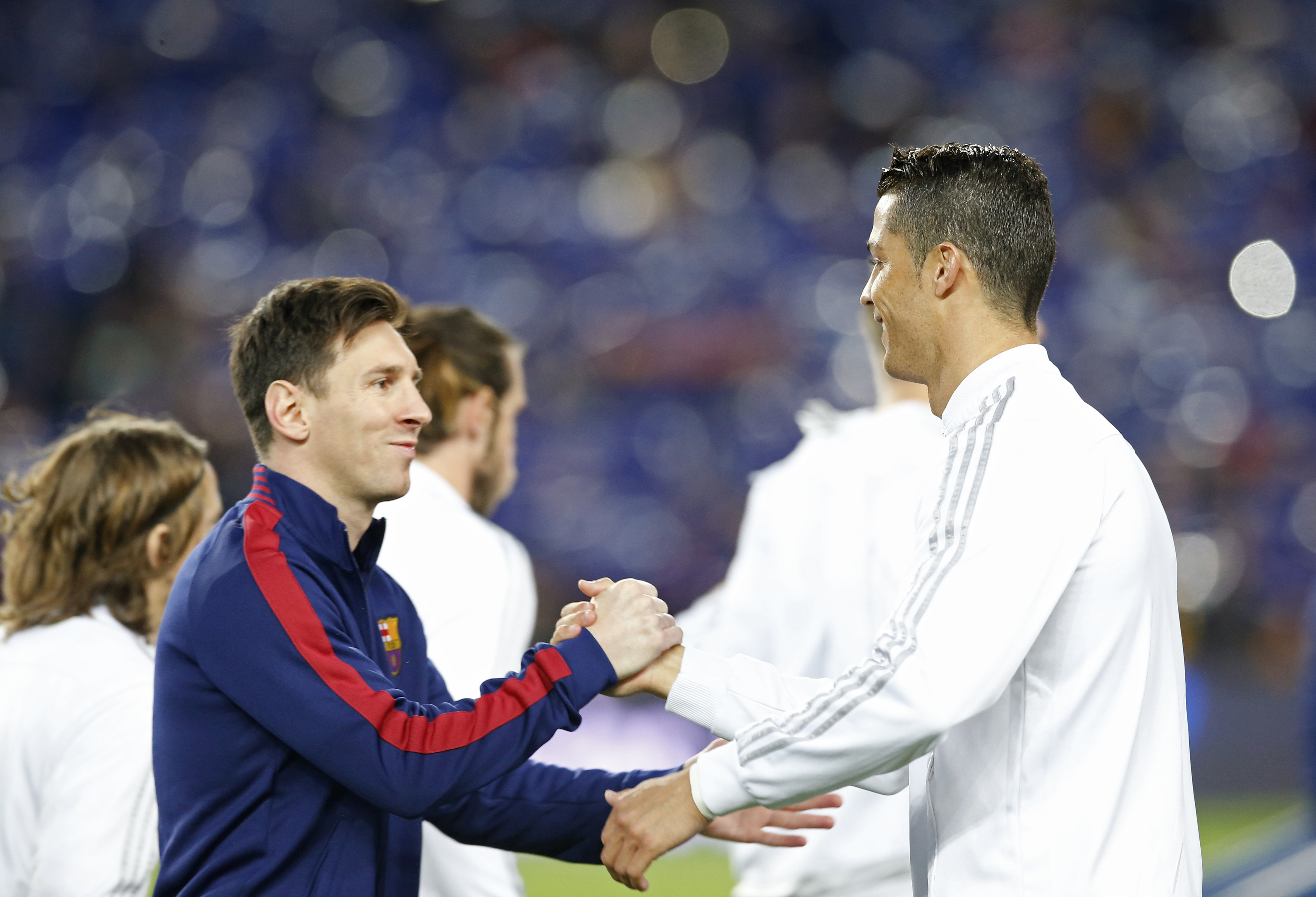 Football Soccer - FC Barcelona v Real Madrid - La Liga - Camp Nou, Barcelona - 2/4/16
Barcelona's Lionel Messi shakes hands with Real Madrid's Cristiano Ronaldo before the game
Reuters / Albert Gea
Livepic
EDITORIAL USE ONLY. - RTSDADT