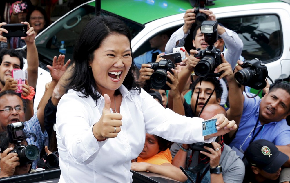 Peru's presidential candidate Keiko Fujimori waves to supporters and press after voting at presidential election in Lima, Peru, April 10, 2016.  REUTERS/Mariana Bazo      TPX IMAGES OF THE DAY      - RTX29C3Q