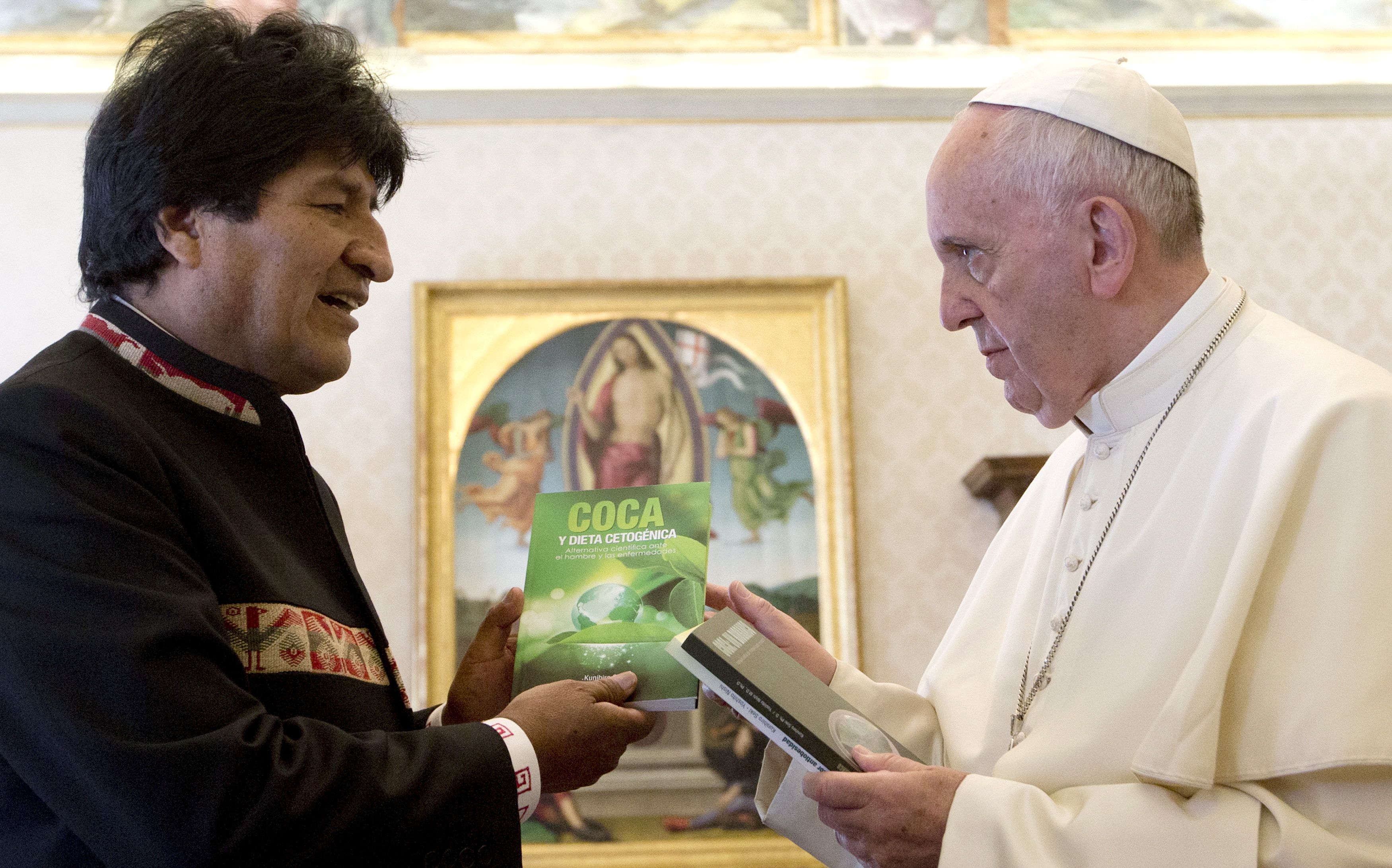 Bolivia's President Evo Morales (L) exchanges gifts with Pope Francis during a meeting at the Vatican April 15, 2016. REUTERS/Alessandra Tarantino/Pool - RTX2A32X