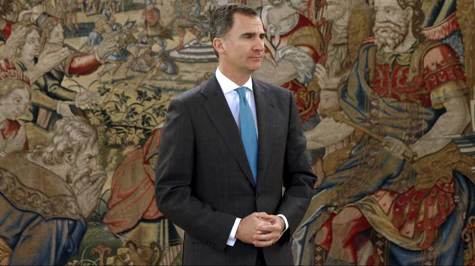 Spain's King Felipe waits for the arrival of Basque Nationalist Party (PNV) deputy Aitor Esteban (unseen) during the third round of talks with political parties at Zarzuela Palace in Madrid, Spain, April 25, 2016. REUTERS/Juan Carlos Hidalgo/Pool  - RTX2BKY0