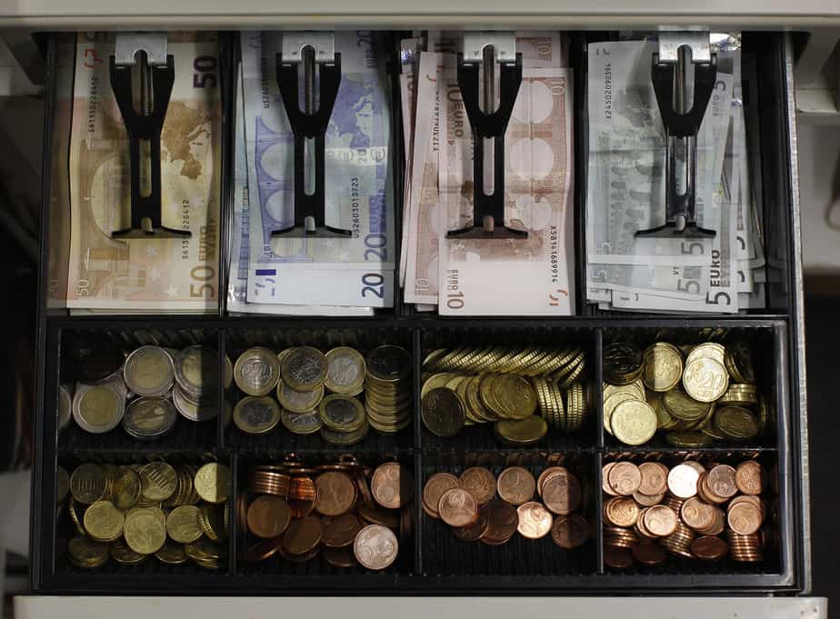 Euro banknotes and small coins are pictured in open cash register in a shop in Olching August 16, 2011. The euro dipped on Tuesday, retreating from a three-week high versus the dollar, after weak German and euro zone growth data sparked concerns about a slowdown and added to pressure on policymakers to act fast to address the region's debt problems.  REUTERS/Michaela Rehle (GERMANY - Tags: BUSINESS) POLITICS) - RTR2PZMM