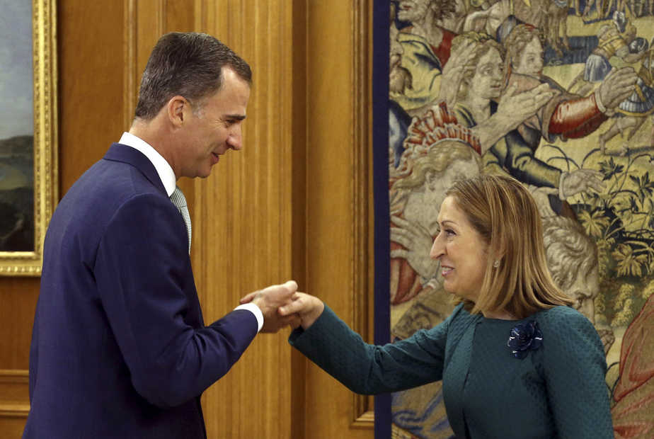 El Rey Felipe VI con la presidenta del Congreso Ana Pastor. FOTO: Reuters