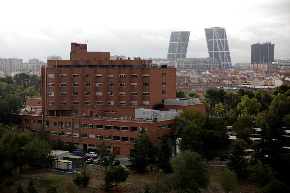 A general view of the Carlos III hospital is seen in Madrid, Spain October 7, 2014. A nurse who contracted Crimean-Congo hemorrhagic fever (CCHF) is being treated at the hospital. REUTERS/Andrea Comas/File Photo - RTX2NRYA
