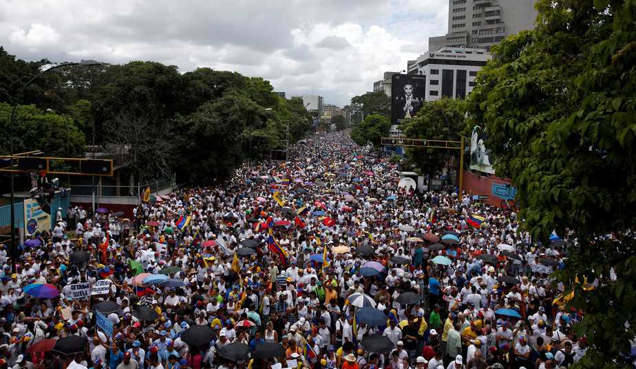 Opposition supporters take part in a rally to demand a referendum to remove Venezuela's President Nicolas Maduro in Caracas, Venezuela, September 1, 2016.    REUTERS/Carlos Garcia Rawlins - RTX2NT2O