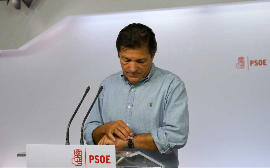 Spain's Socialist Party (PSOE) interim management chairman Javier Fernandez looks at his watch during a news conference after a party meeting at the party headquarters in Madrid, Spain, October 23, 2016. REUTERS/Andrea Comas - RTX2Q30N