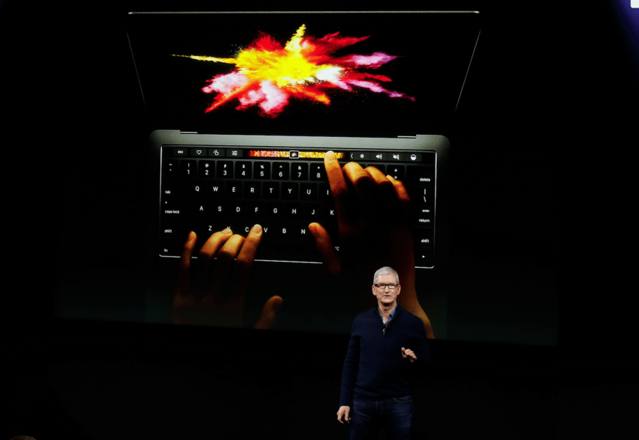 El Presidente de Apple, Tim Cook presenta la nueva MacBook Pro durante un evento en Cupertino, California. (Reuters)