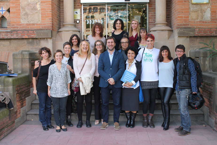 El conseller de Salut catalán, Toni Comín, junto a representantes del colectivo transexual. FOTO: Gencat