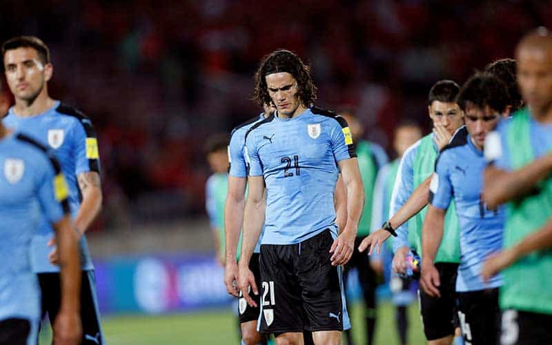 Edinson Cavani triste luiego de la derrota ante Chile en Santiago